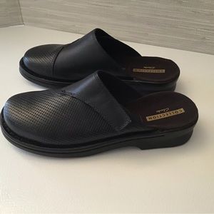 Black leather clog Clarks collection.